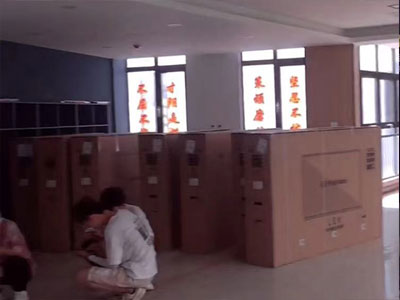 河北定州中學(xué)搬運(yùn)LED黑板(圖3) 河北定州中學(xué)搬運(yùn)LED黑板(圖3)